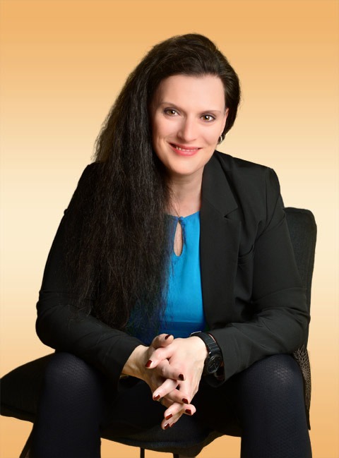 Stress Coach Cornelia Leclerc lächelnd in entspannter Haltung